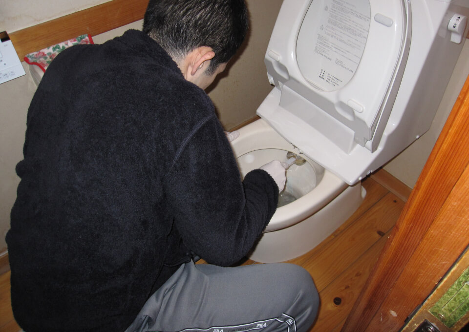 キーさんがトイレ掃除をしています