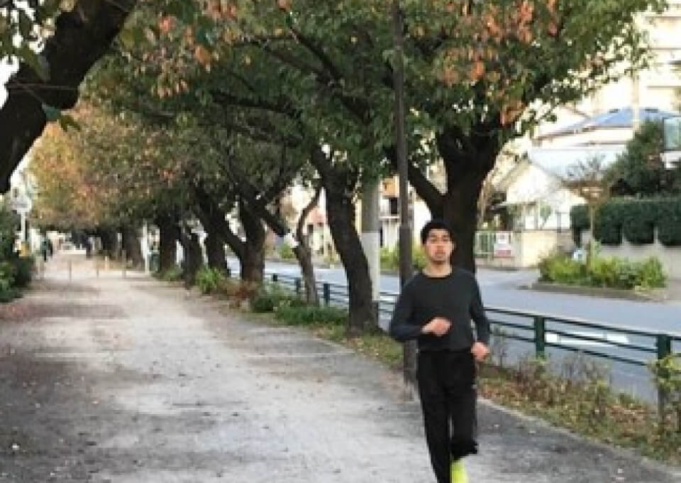 キーさんが並木道をジョギングしています
