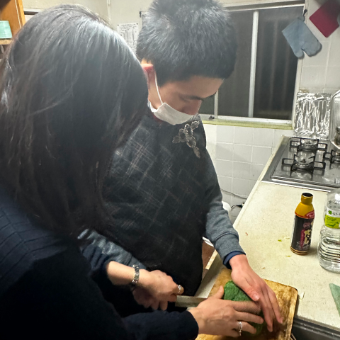 お母さんと息子が台所で調理をしています