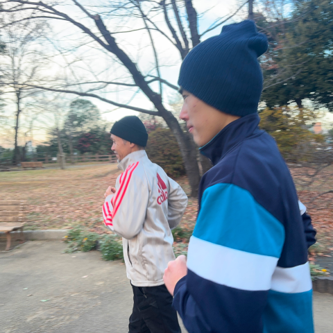 お父さんと息子が公園でジョギングをしています