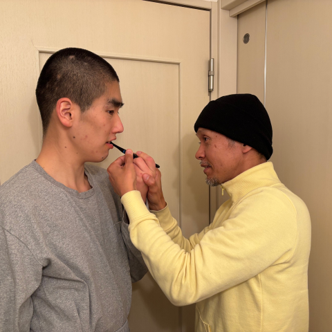 お父さんが息子に歯磨き指導をしています