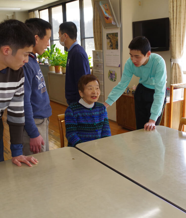 岡本会長が園生達に囲まれて楽しそうな雰囲気です