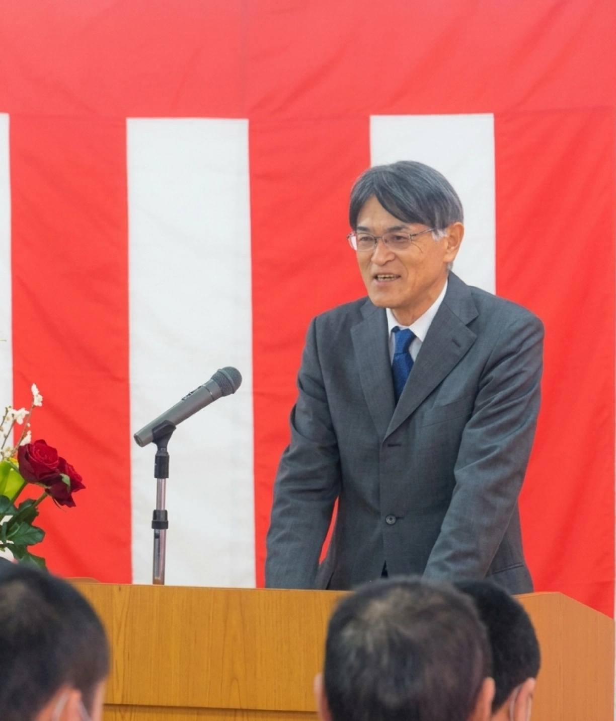 神崎理事長が式典で祝辞を述べています。