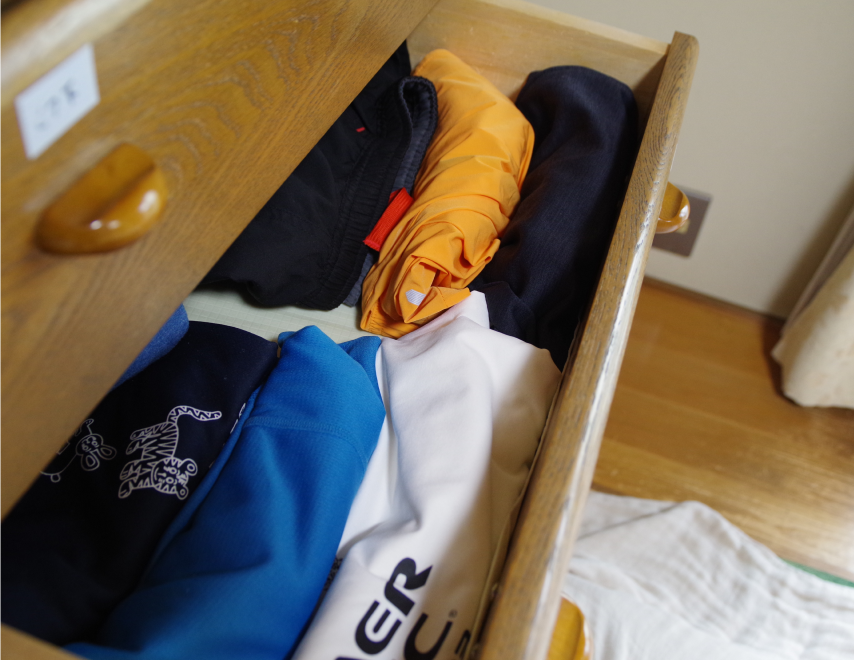 引き出しの中に、きちんと衣服が並べてあります