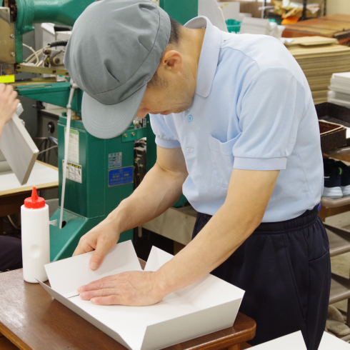 ボール紙の側面部分を折って立体的に立ち上げています
