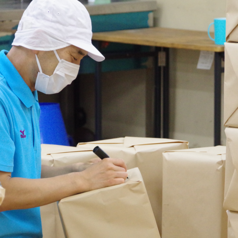 包装紙に納品先と製品名を記入しています
