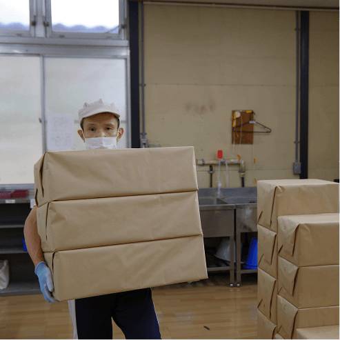 箱を工場内の所定の場所に移動させています