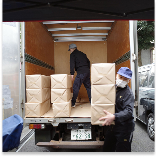 園生達がトラックに製品を積み込んでいます