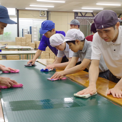 園生達がみんなで作業台を拭いています
