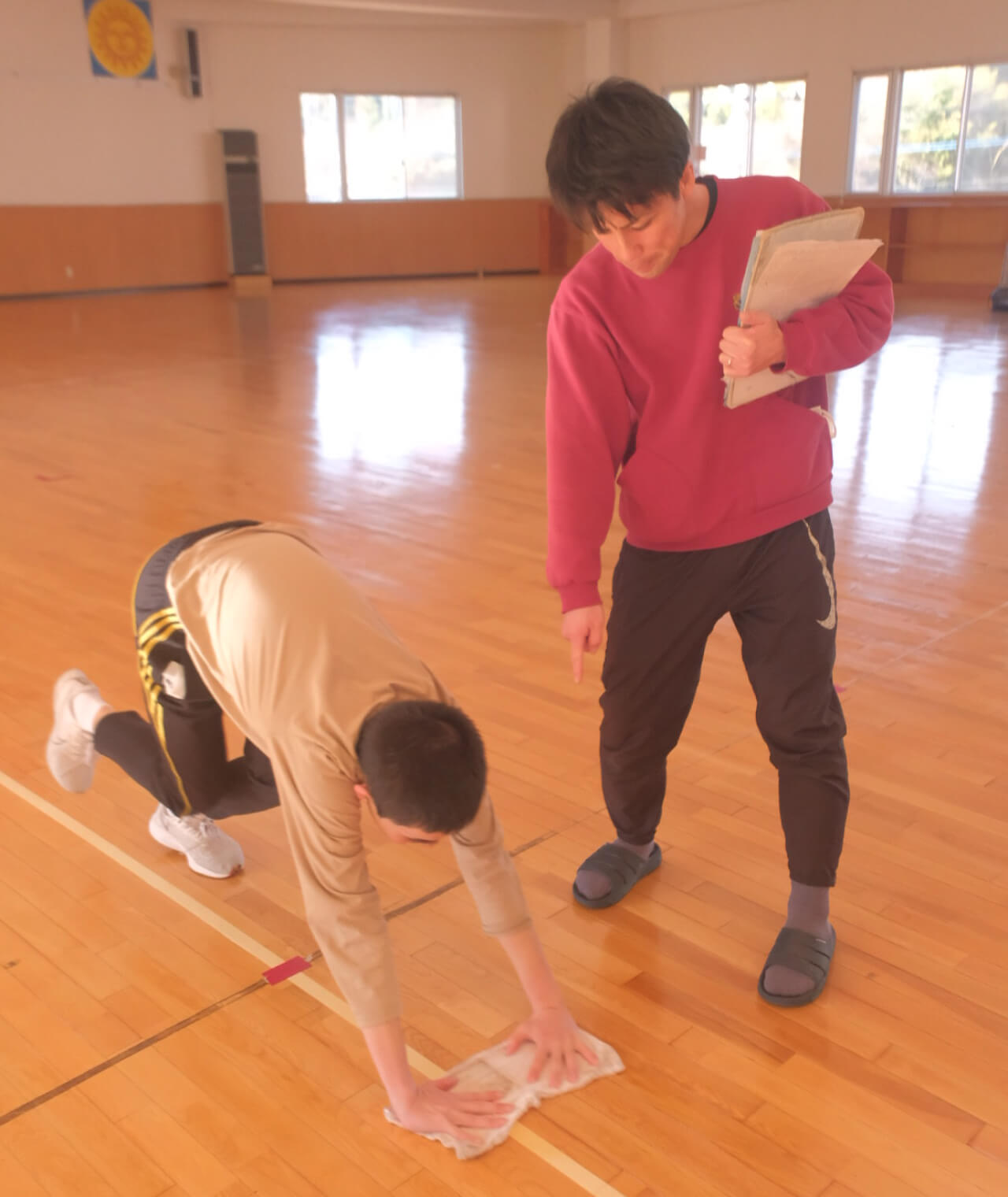ケンタさんが走り拭きの指導をしています