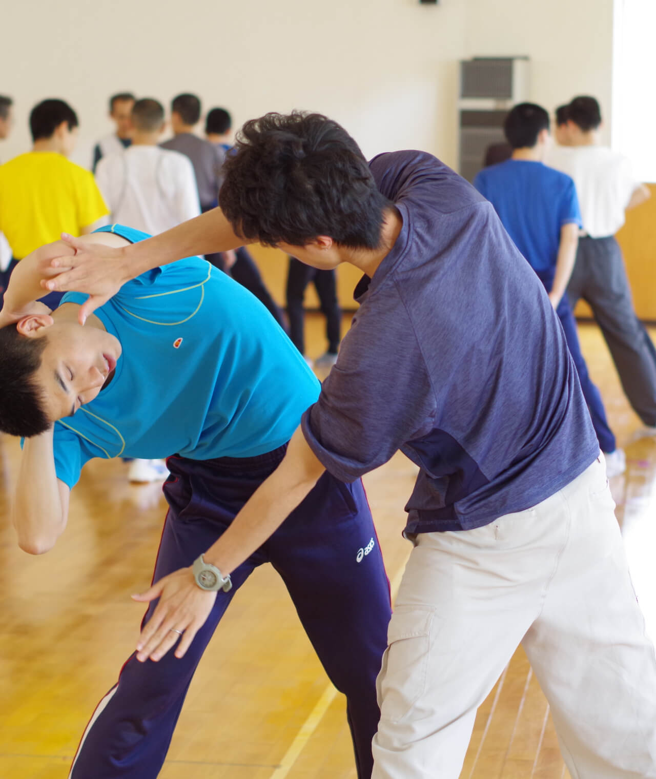 りょうさんが部位運動の指導をしています