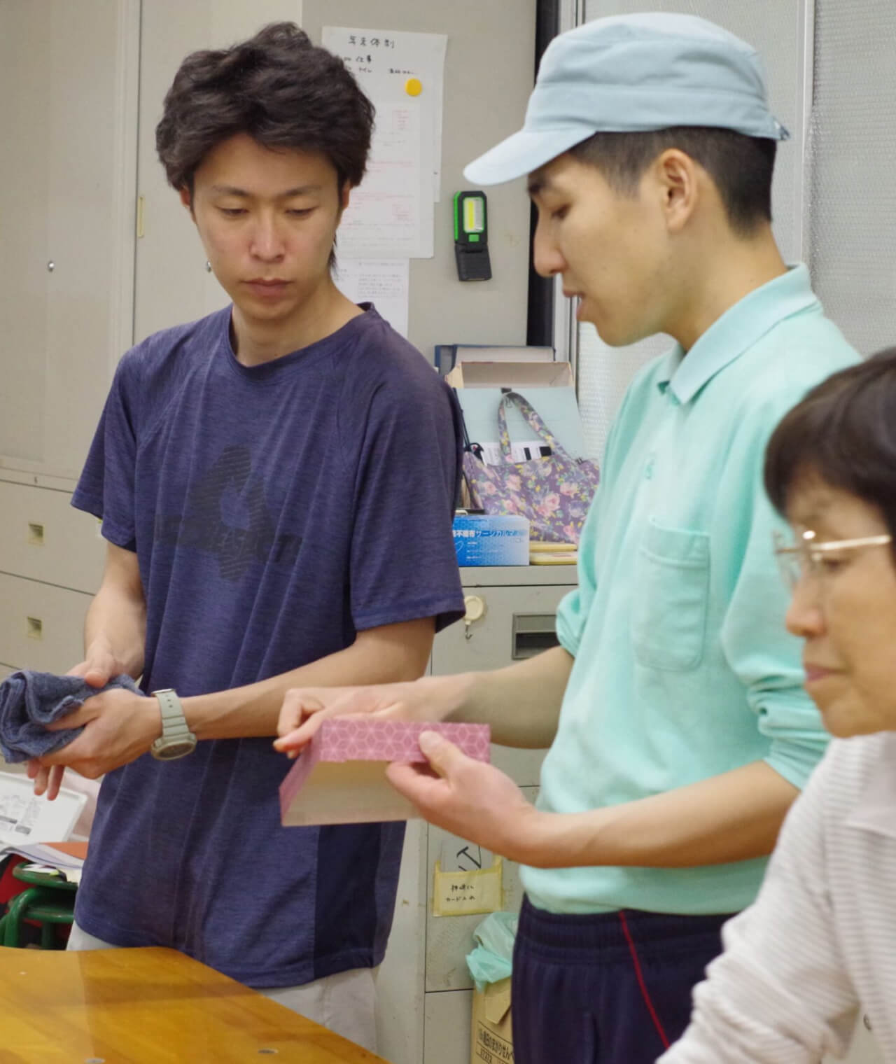 りょうさんが園生と一緒に笑顔でガッツポーズしています