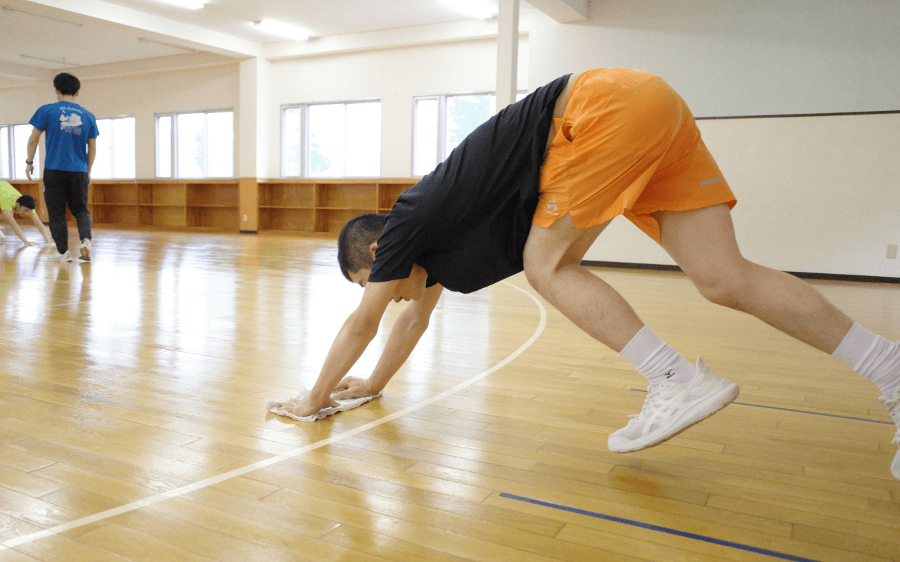 体育館で園生が走り拭きをしています
