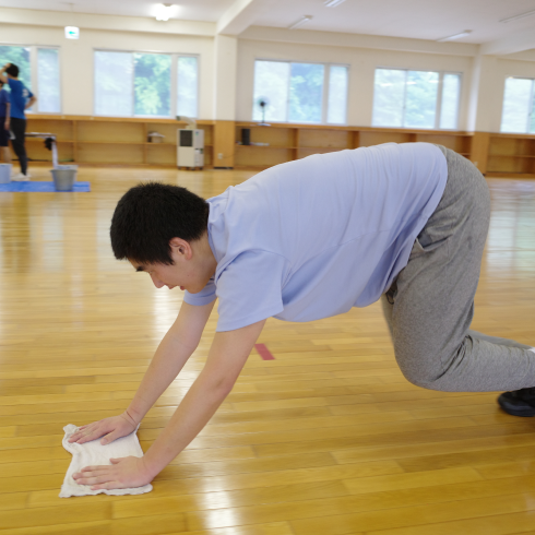 園生が床を走り拭きしています