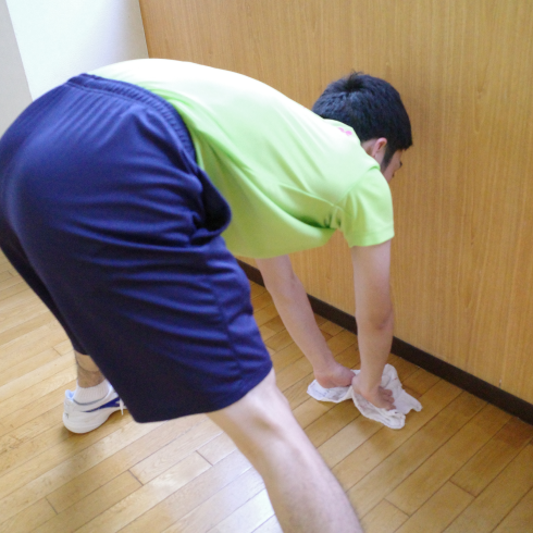 雑巾を横方向に動かして壁際のゴミを包み込みます