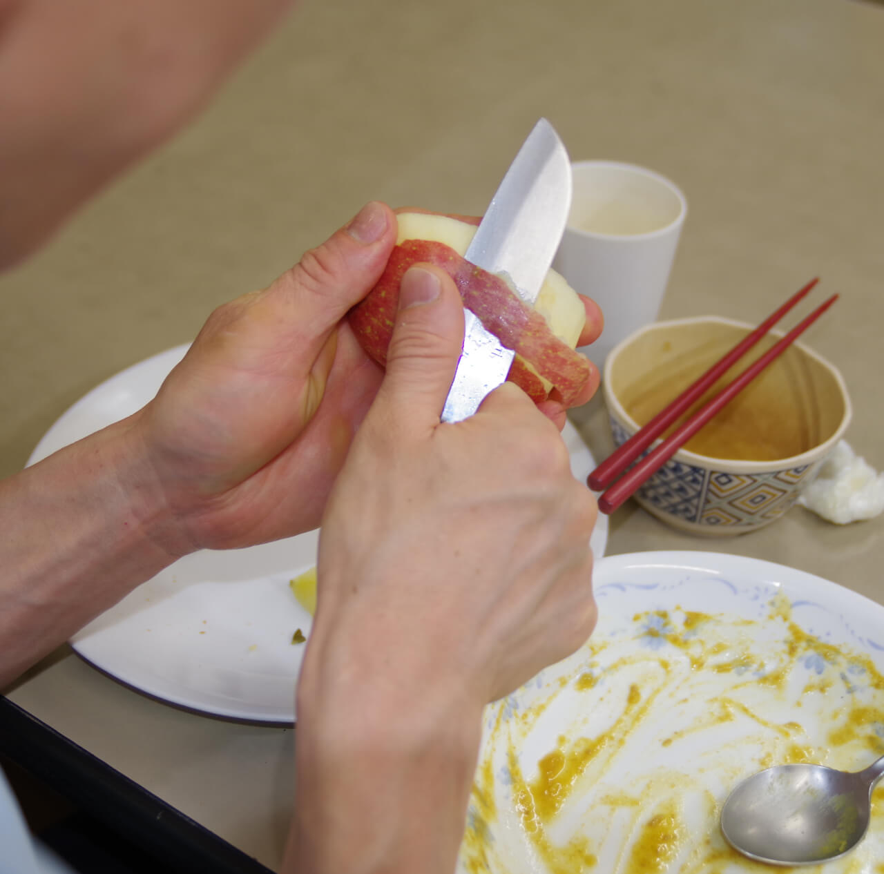 りんごの皮を自分で剥く