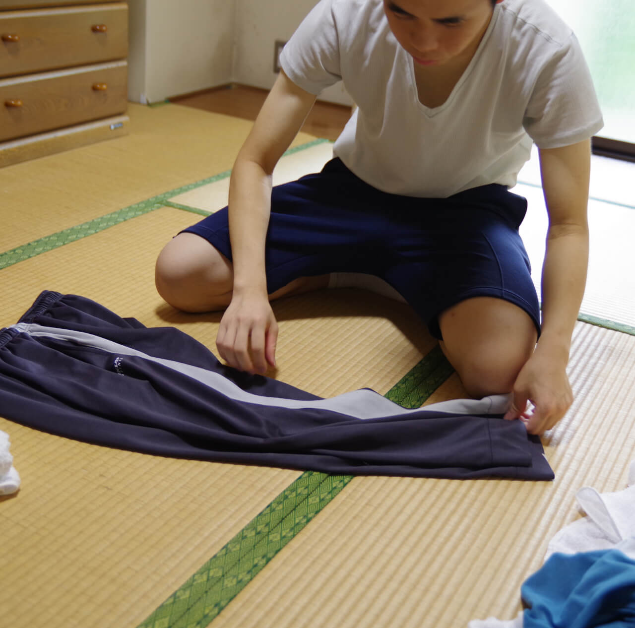 洗濯物を丁寧にたたむ